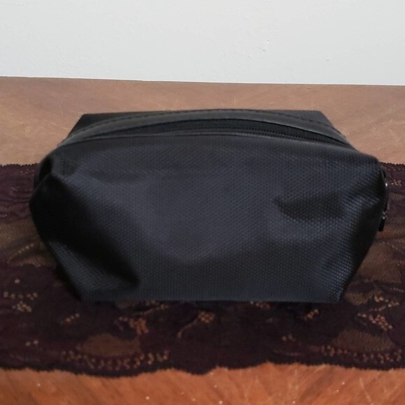 Tumi Amenity Kit Delta One Business Class - Picture 2 of 7